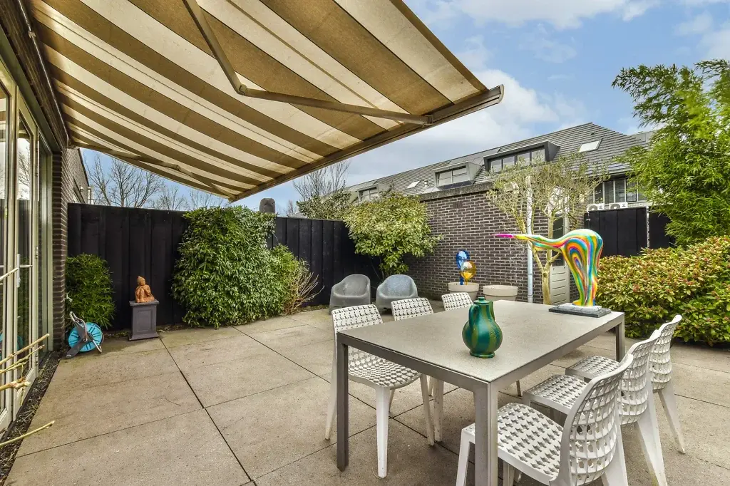 Terrasse mit Sonnenschutz Ansicht – OIP Olk ImmoPartner