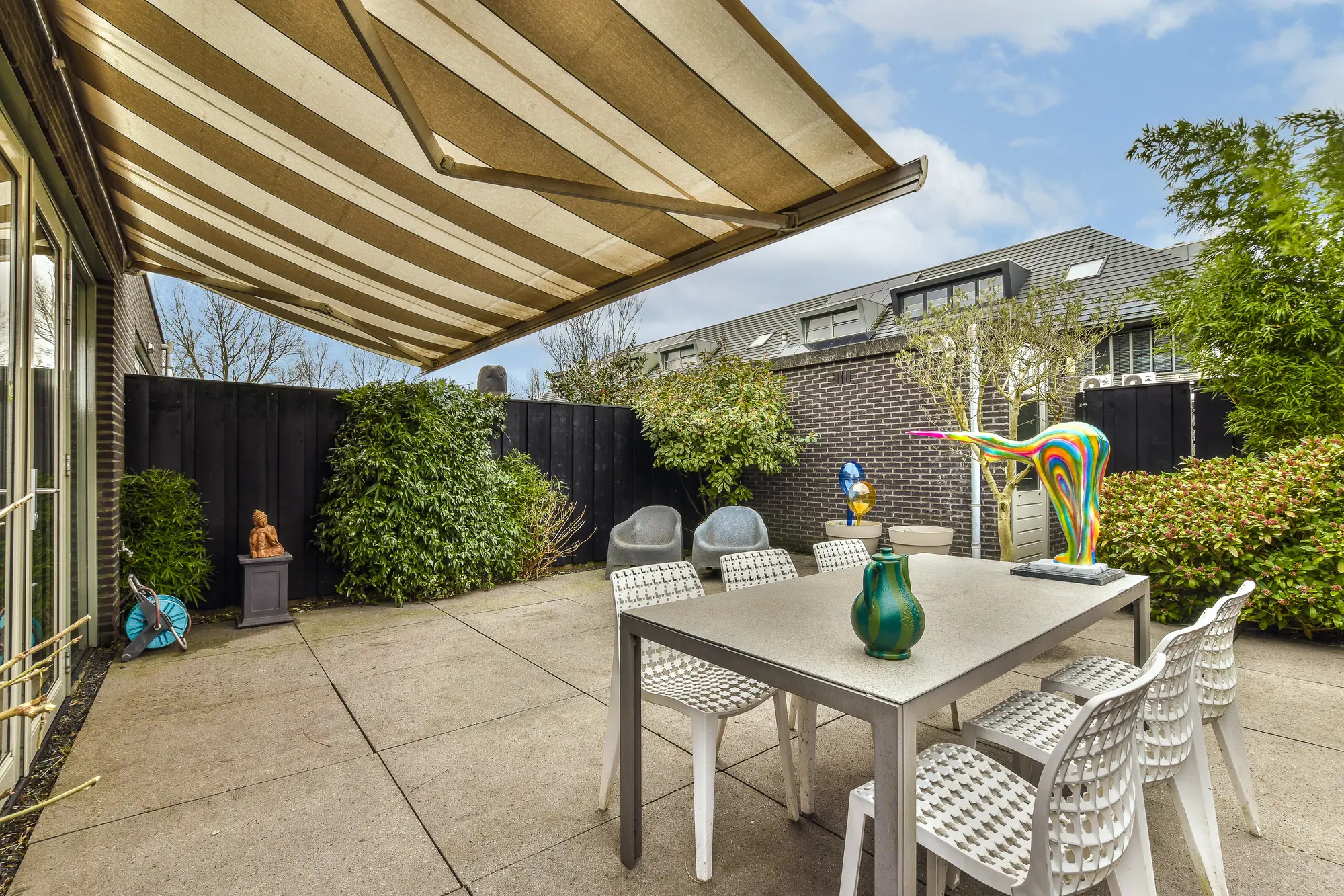 Terrasse mit Sonnenschutz Ansicht – OIP Olk ImmoPartner